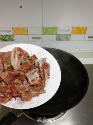 芹菜炒腊鸡的做法步骤：2