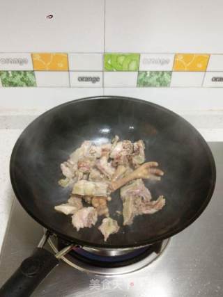 芹菜炒腊鸡的做法步骤：3