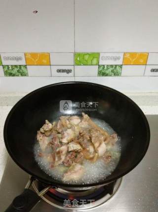 芹菜炒腊鸡的做法步骤：4