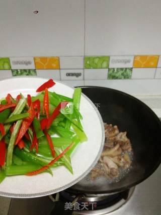 芹菜炒腊鸡的做法步骤：5