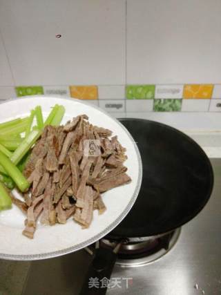 青菜肉丝炒年糕的做法步骤：2