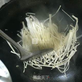 金针菇鸡蛋汤的做法步骤：3