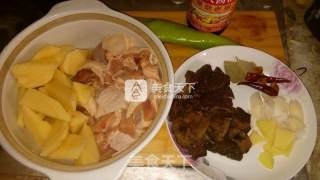 松菇土豆炖鸡的做法步骤：1