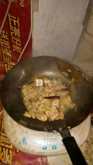 松菇土豆炖鸡的做法步骤：2