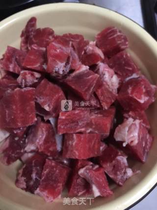 西红柿牛腩的做法步骤：1