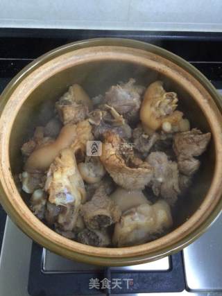 板栗猪脚的做法步骤：2
