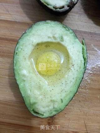 牛油果焗鹌鹑蛋的做法步骤：3
