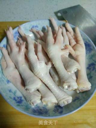 红烧鸡爪的做法步骤：1