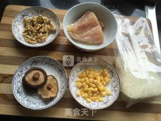 香菇核桃滑鸡粥的做法步骤：1