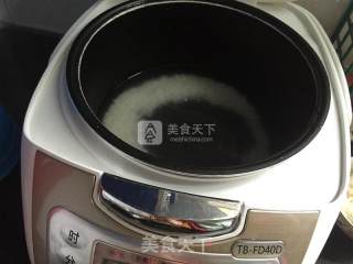 香菇核桃滑鸡粥的做法步骤：2