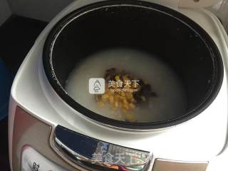 香菇核桃滑鸡粥的做法步骤：4