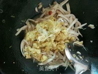 杏鲍菇炒鸡蛋的做法步骤：10