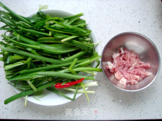 韭菜炒肉丝的做法步骤：1