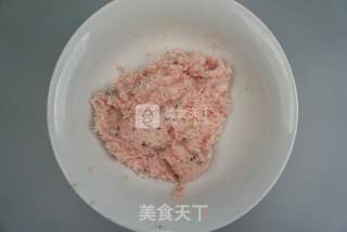 白白胖胖的 #鲜虾韭菜大饺子#的做法步骤：3