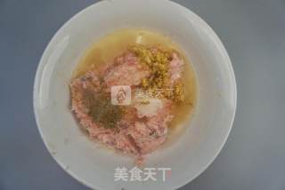 白白胖胖的 #鲜虾韭菜大饺子#的做法步骤：4