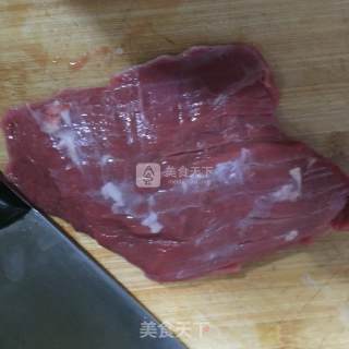 尖椒炒牛柳的做法步骤：1