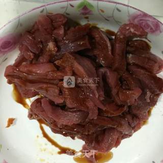 尖椒炒牛柳的做法步骤：3
