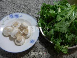 蘑菇炒蒿菜的做法步骤：1
