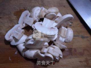 蘑菇炒蒿菜的做法步骤：2