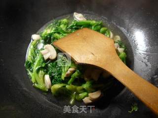 蘑菇炒蒿菜的做法步骤：6