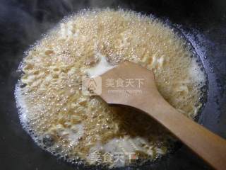 猪肉蒿菜波纹面的做法步骤：5