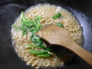 猪肉蒿菜波纹面的做法步骤：6