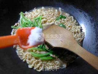 猪肉蒿菜波纹面的做法步骤：7