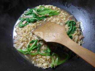猪肉蒿菜波纹面的做法步骤：8
