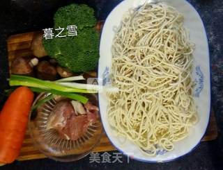 香菇肉酱面的做法步骤：1
