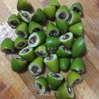 青橄榄排骨汤的做法步骤：1