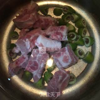 青橄榄排骨汤的做法步骤：3