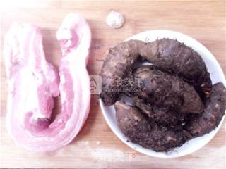 小芋头烧肉的做法步骤：1