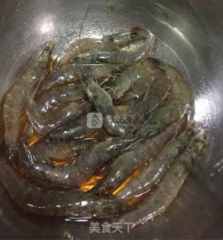 避风塘炒虾的做法步骤：1