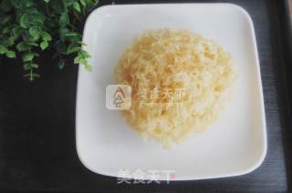 麻辣红油银耳的做法步骤：1