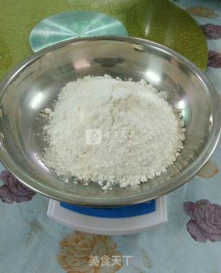 火腿香菇芝士披萨的做法步骤：1