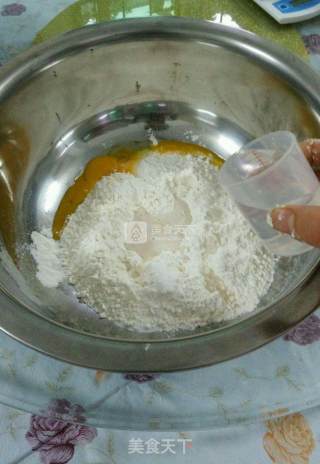 火腿香菇芝士披萨的做法步骤：4