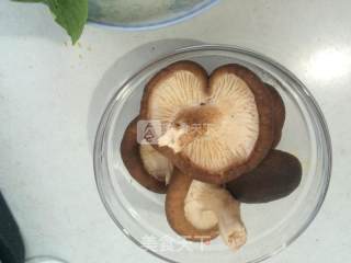 香菇油菜的做法步骤：1