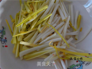 鸡蛋炒蒜黄的做法步骤：1