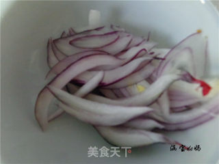 咖喱洋葱肉炒面的做法步骤：2
