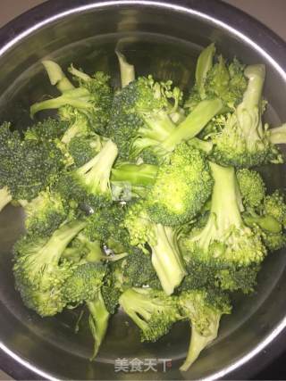 胡萝卜炒西兰花的做法步骤：1