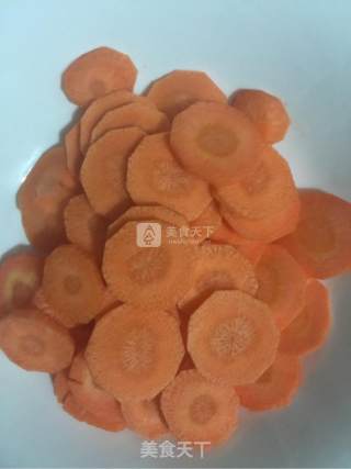 胡萝卜炒西兰花的做法步骤：2