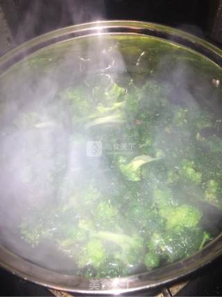 胡萝卜炒西兰花的做法步骤：3