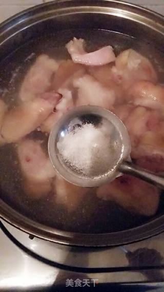 猪蹄萝卜汤的做法步骤：2