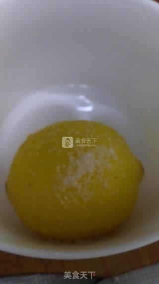 冬季里早上的一杯蜂蜜柠檬水的做法步骤：1