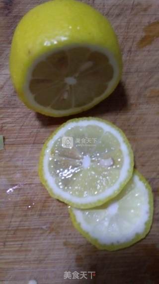 冬季里早上的一杯蜂蜜柠檬水的做法步骤：2