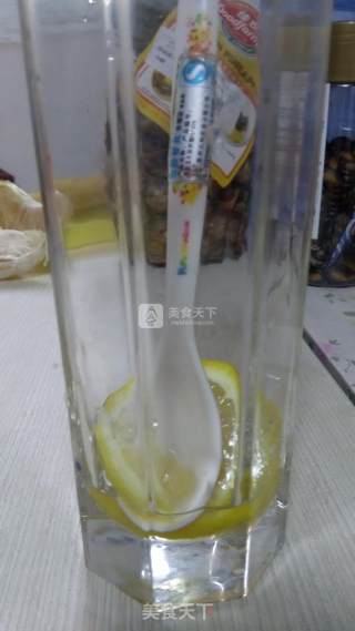 冬季里早上的一杯蜂蜜柠檬水的做法步骤：3