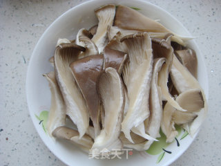 香炸平菇的做法步骤：1