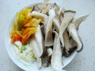 尖椒炒平菇的做法步骤：2