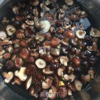 养生香菇炖老母鸡的做法步骤：1