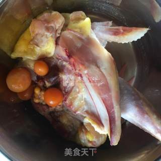 养生香菇炖老母鸡的做法步骤：2